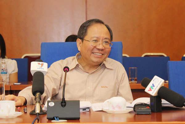 Thứ trưởng Bộ Tài chính Đỗ Hoàng Anh Tuấn trao đổi với báo chí ngày 26/10 về tình hình ngân sách nhà nước. Nguồn: internet