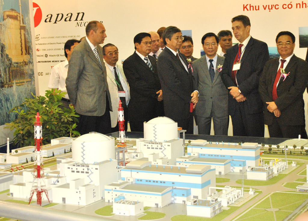 Đại diện Cơ quan Năng lượng nguyên tử quốc và Bộ Khoa học và Công nghệ trao đổi về việc xây dựng nhà máy điện hạt nhân.