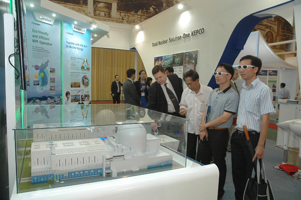 Phát triển điện hạt nhân đòi hỏi sự hợp tác chặt chẽ giữa ba chủ thể: cơ sở vận hành nhà máy điện hạt nhân (NMĐHN), cơ quan pháp quy và cơ quan hỗ trợ kỹ thuật.