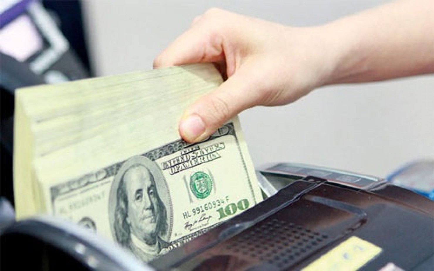 Trong những ngày đầu áp dụng tỷ giá trung tâm giữa VND và USD, thị trường ngoại tệ đã ghi nhận những dấu hiệu tích cực. Nguồn: internet