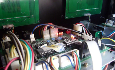 Chip gian lận được gắn bên trong hai cây xăng ở Trần Khát Trân và Yên Viên (Hà Nội).
