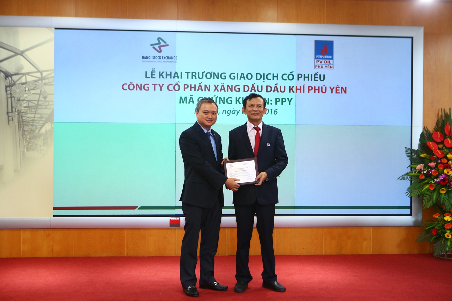 Phó Tổng Giám đốc HNX Nguyễn Anh Phong trao giấy chứng nhận đăng ký niêm yết cho lãnh đạo CTCP Xăng dầu Dầu khí Phú Yên.