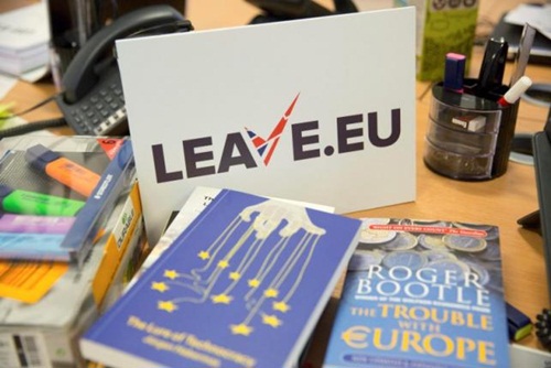 Một biểu ngữ kêu gọi Anh rời EU tại văn phòng một nhóm hoạt động ở London.