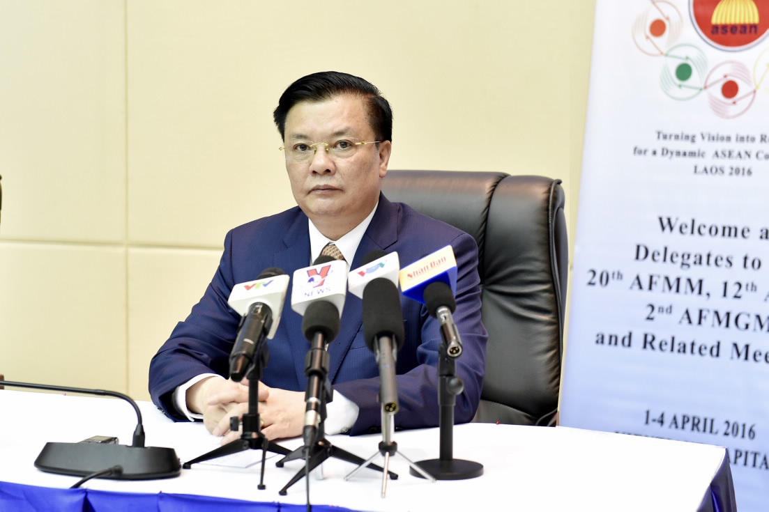 Bộ trưởng Đinh Tiến Dũng.