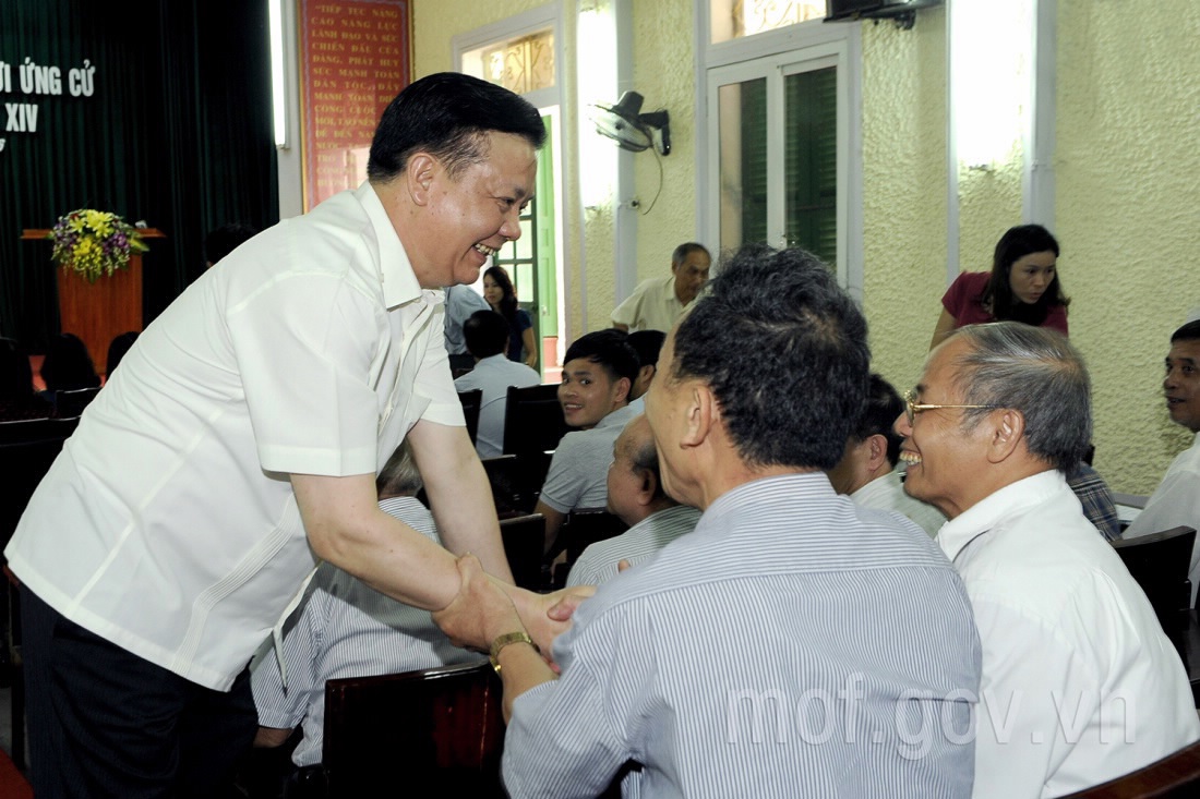 Bộ trưởng Bộ Tài chính Đinh Tiến Dũng (bên trái) gặp gỡ cử tri huyện Gia Viễn, Ninh Bình.