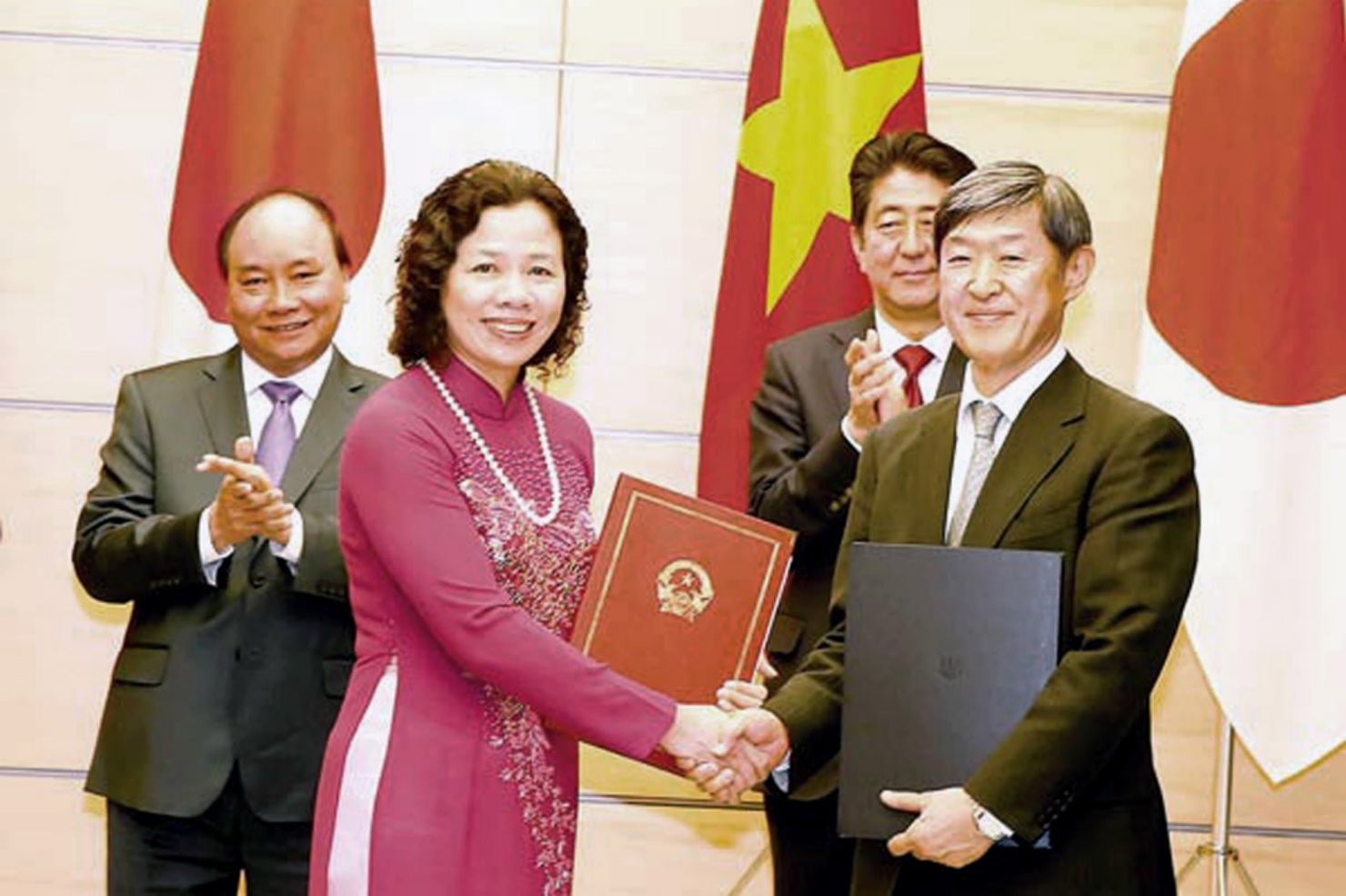 Thủ tướng Nguyễn Xuân Phúc và Thủ tướng Nhật Bản Shinzo Abe chứng kiến lễ trao đổi các văn kiện ký kết.