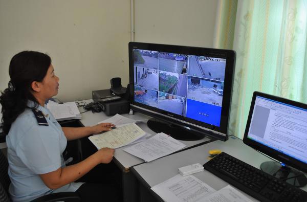 Công chức Hải quan Quảng Ninh giám sát hoạt động kho ngoại quan qua hệ thống camera.