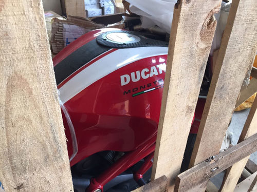 Chiếc xe Ducati trong lô hàng hóa vi phạm.