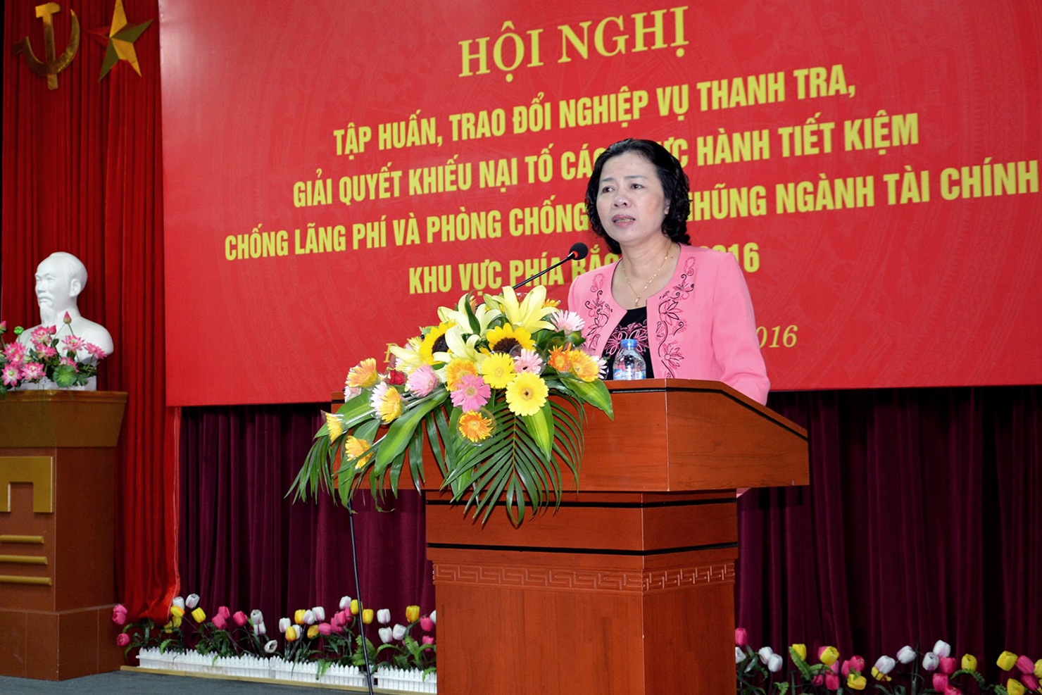 Thứ trưởng Bộ Tài chính Vũ Thị Mai phát biểu tại Hội nghị.