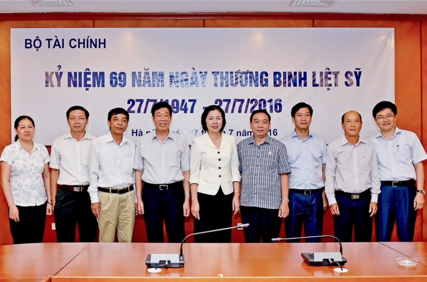 Thứ trưởng Vũ Thị Mai cùng các cán bộ là thương binh và thân nhân Liệt sỹ.