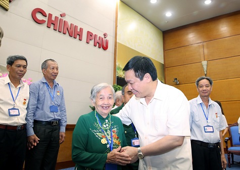 Phó Thủ tướng Vương Đình Huệ tiếp đoàn người có công tỉnh Đắk Nông.