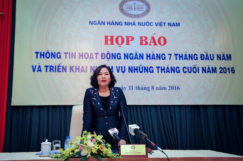 Phó Thống đốc Ngân hàng Nhà nước Nguyễn Thị Hồng tại buổi họp báo.