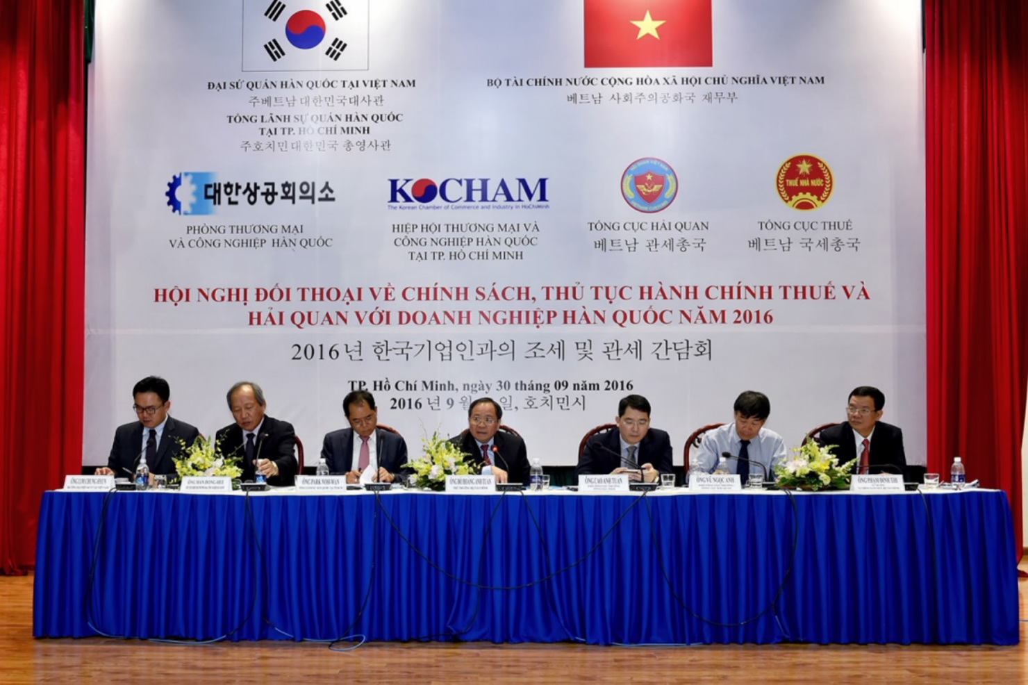 Thứ trưởng Đỗ Hoàng Anh Tuấn và ông Park Noh Wan - Tổng lãnh sự quán Hàn Quốc chủ trì hội nghị.