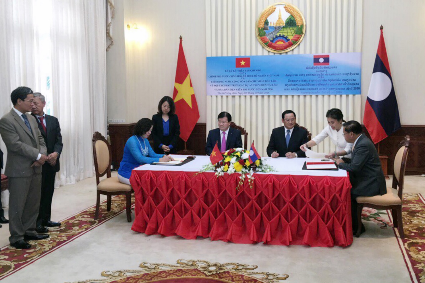 Thứ trưởng Bộ Tài chính Việt Nam Vũ Thị Mai (bên trái) ký thỏa thuận “Xây dựng Học viện tài chính Dongkhamxang giai đoạn 3” giữa hai Bộ Tài chính.