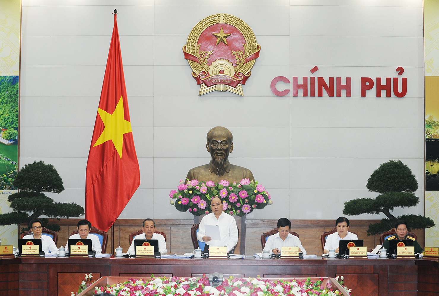Thủ tướng Nguyễn Xuân Phúc phát biểu chỉ đạo tại phiên họp.