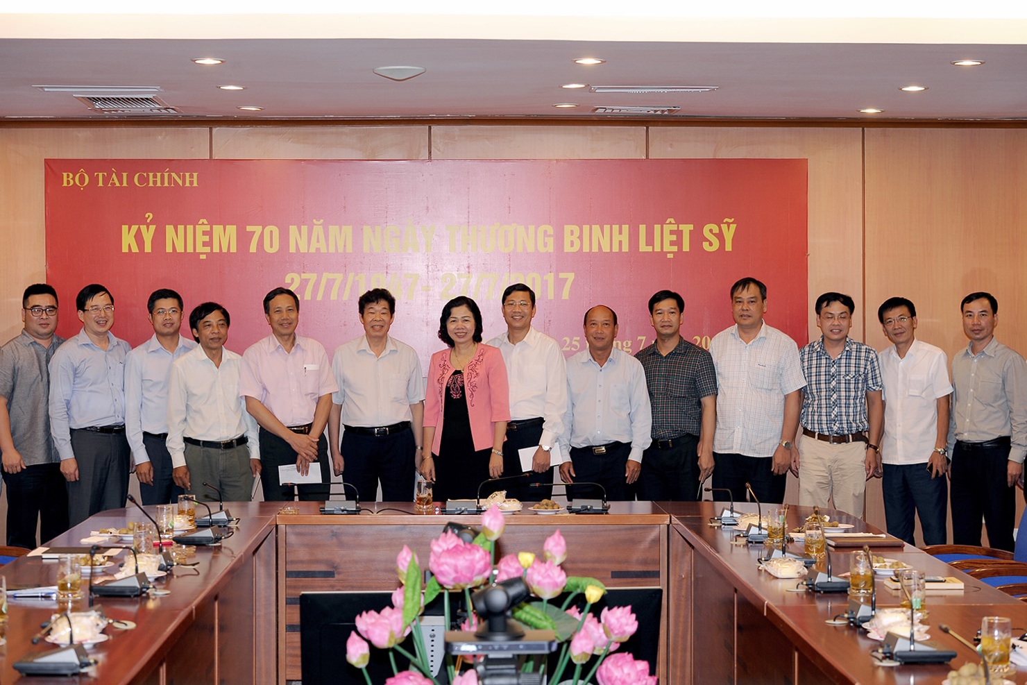 Thứ trưởng Vũ Thị Mai, đại diện các đơn vị thuộc Bộ chụp ảnh lưu niệm cùng cán bộ thương binh và thân nhân gia đình liệt sĩ cơ quan Bộ Tài chính. Nguồn: MOF