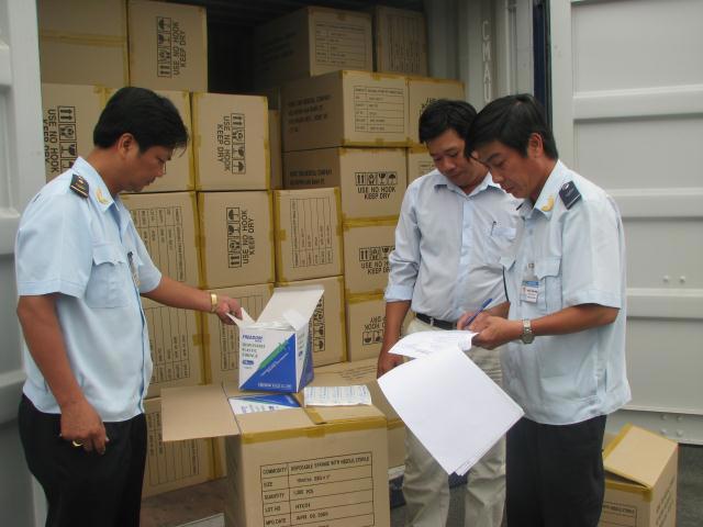 Hải quan kiểm tra thực tế  hàng hóa xuất nhập khẩu. Nguồn: internet