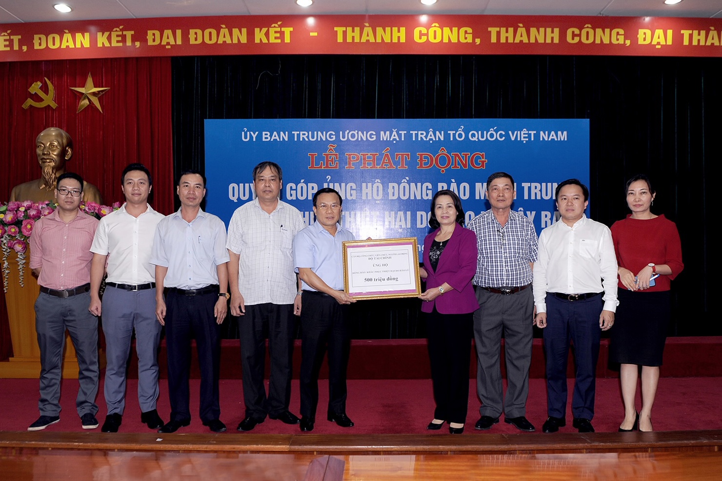 Thứ trưởng Bộ Tài chính Trần Văn Hiếu trao tặng số tiền 500 triệu đồng ủng hộ đồng bào các tỉnh miền Trung bị thiệt hại cho đại diện Ủy ban Trung ương Mặt trận Tổ quốc Việt Nam. Ảnh: H.Thọ