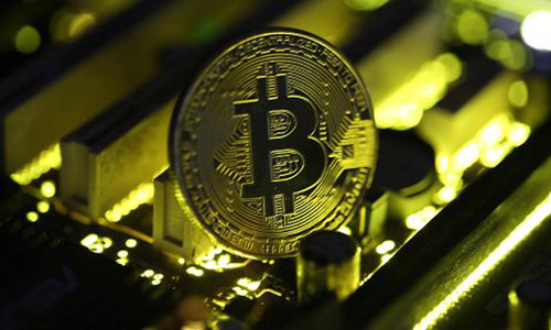 Mỗi Bitcoin đang giao dịch quanh mốc gần 7.000 USD. Ảnh: Reuters.