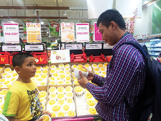 Lê vàng Housui của tỉnh Miyagi Nhật Bản được bày bán tại Trung tâm thương mại Aeon Mall quận Tân Phú, TP. Hồ Chí Minh. Ảnh: Vũ Yến.