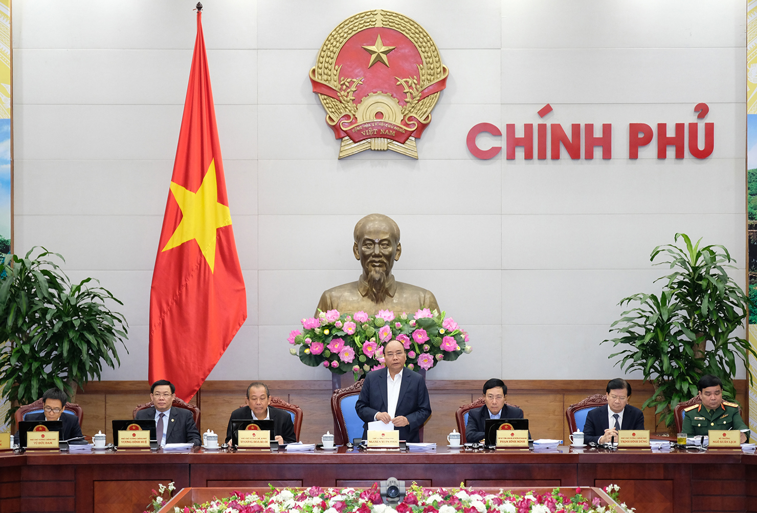 Thủ tướng Nguyễn Xuân Phúc chủ trì phiên họp Chính phủ thường kỳ tháng 11/2017. Ảnh: VGP/Quang Hiếu