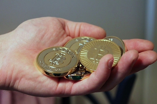 Bitcoin gây chú ý lớn trong năm nay nhờ đà tăng phi mã.Ảnh:The Verge