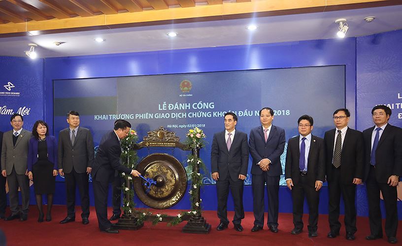 Bộ trưởng Bộ Tài chính Đinh Tiến Dũng đánh cồng khai trương phiên giao dịch chứng khoán đầu tiên của năm 2018. Nguồn: internet