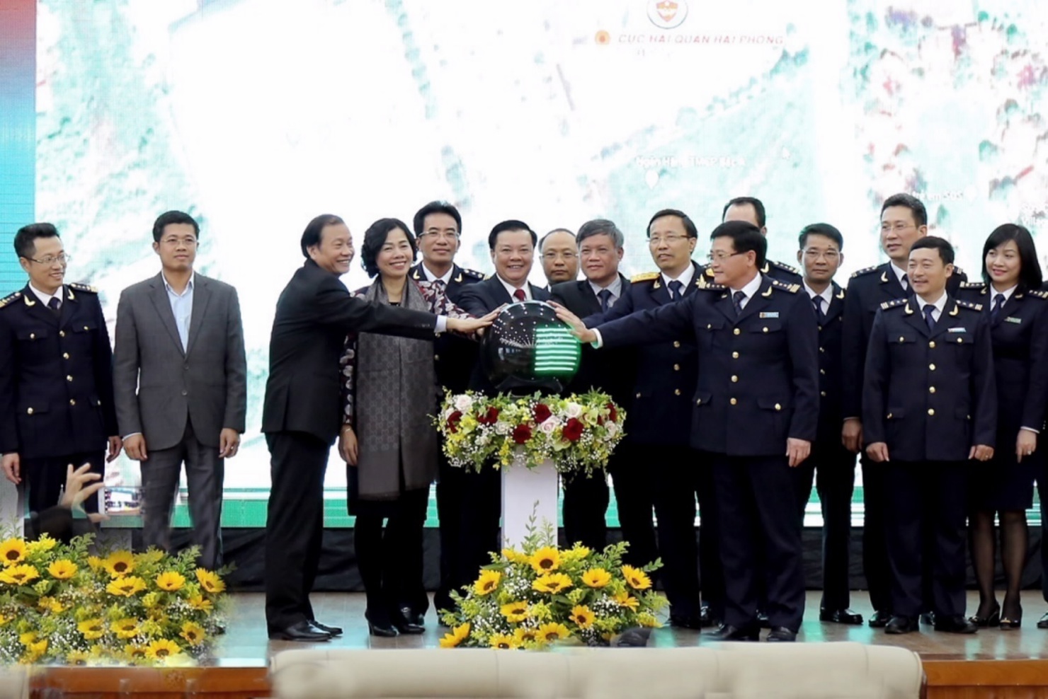 Lễ khai trương hệ thống quản lý tự động tại cảng biển Hải Phòng.