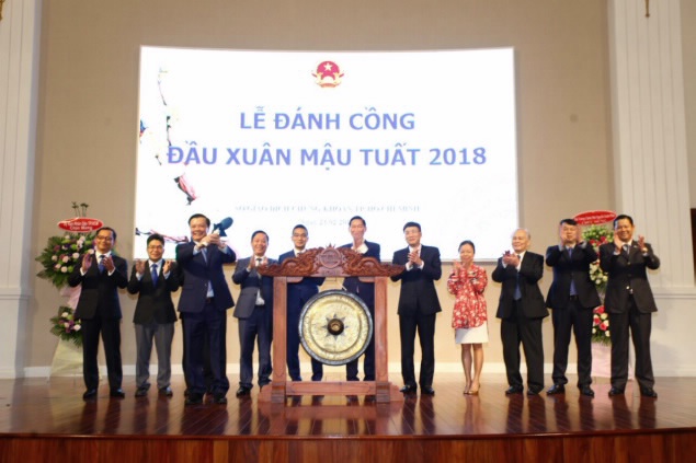 Bộ trưởng Bộ Tài chính Đinh Tiến Dũng đánh cồng khai trương phiên giao dịch chứng khoán đầu Xuân Mậu Tuất tại Sở Giao dịch Chứng khoán TP. Hồ Chí Minh, ngày 23/2/2018. Nguồn: internet
