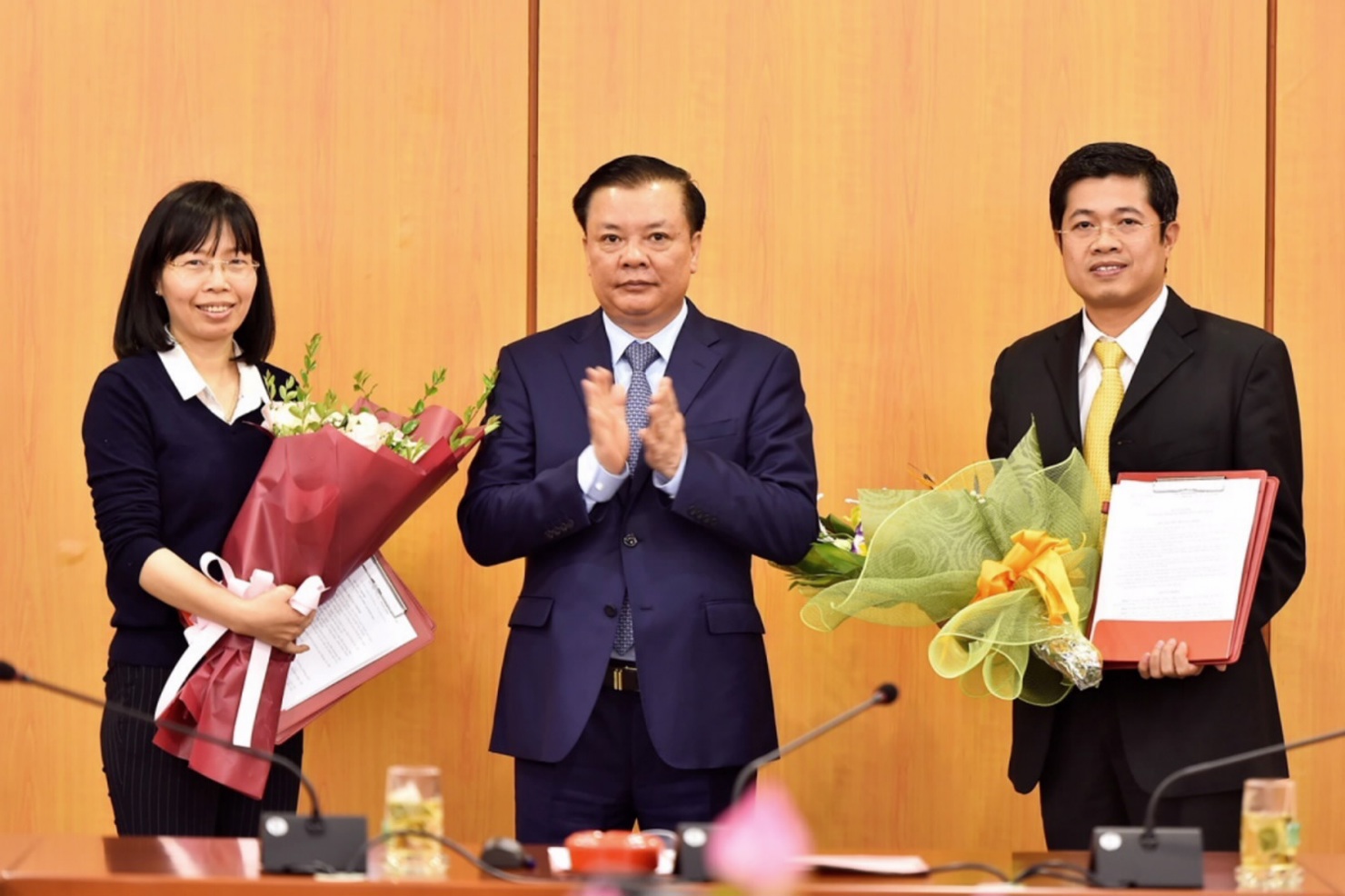 Bộ trưởng Bộ Tài chính Đinh Tiến Dũng trao quyết định bổ nhiệm 02 chức danh lãnh đạo Vụ Tổ chức cán bộ. Nguồn: Mof.gov.vn