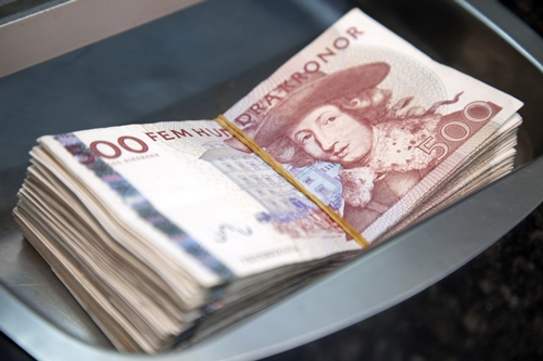  Tiền mặt đang dần biến mất vì thanh toán điện tử tại Thụy Điển. Ảnh: Bloomberg