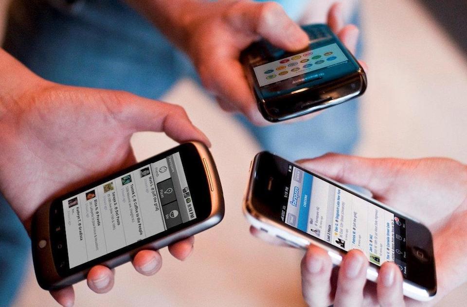 Các thế hệ điện thoại di động ra đời liên tục với nhiều mức giá bán. Nguồn: internet