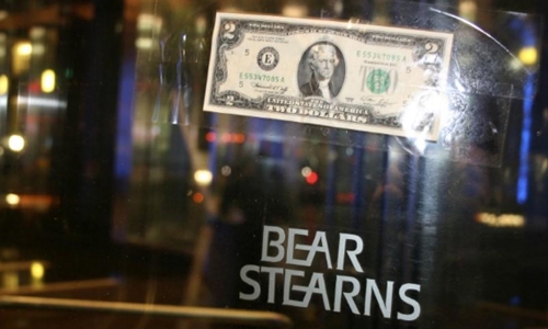  Tờ 2 USD dán trên cửa xoay của Bear Stearns ngày 17/3/2008. Ảnh: Reuters