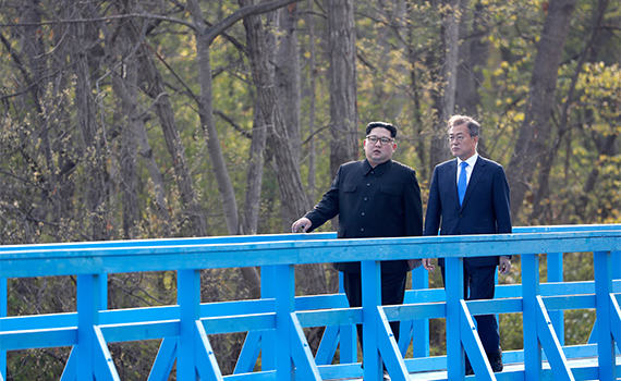 Nhà lãnh đạo Triều Tiên Kim Jong-un trò chuyện với Tổng thống Hàn Quốc Moon Jae-in bên lề Hội nghị thượng đỉnh liên Triều hôm 27/4. Ảnh: Pulse News