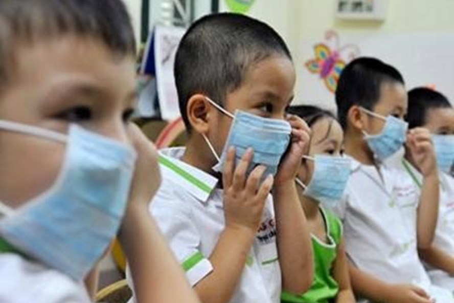 Người nhà, người bệnh cần đeo khẩu trang y tế và giữ khoảng cách trên 1 mét nếu phải tiếp xúc với người bệnh. Nguồn: internet