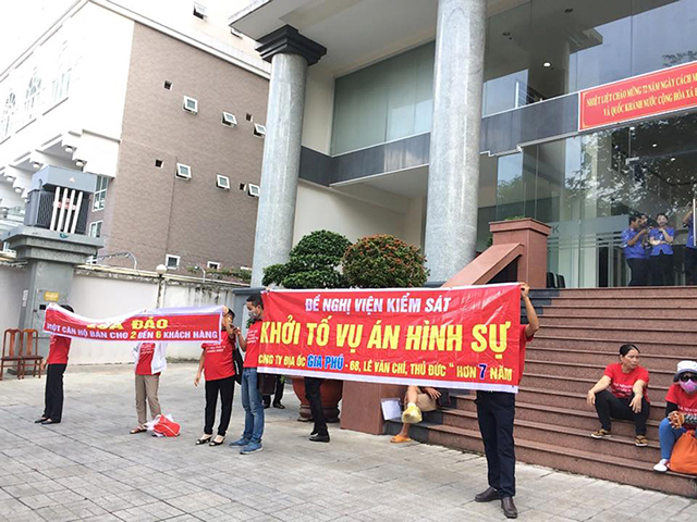 Khách hàng căng băng rôn đề nghị khởi tố hình sự đối với Công ty TNHH Địa ốc Gia Phú, chủ đầu tư dự án chung cư Gia Phú. Nguồn: internet