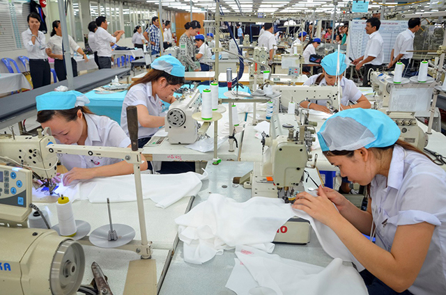 Hoạt động sản xuất sản phẩm may mặc tại Công ty Far Eastere tại KCN Vsip 1 Bình Dương. Ảnh: Hải Âu.