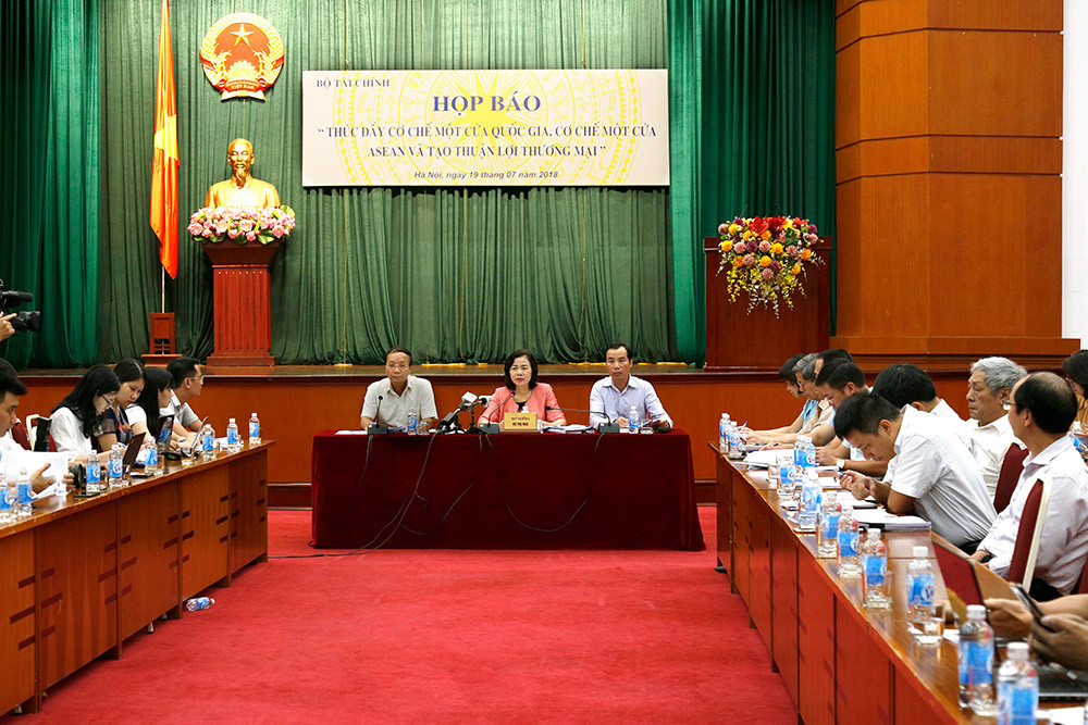 Toàn cảnh buổi họp báo.