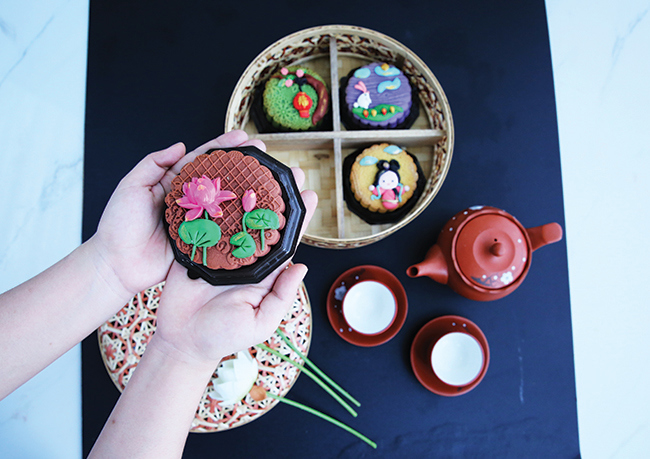 Các loại bánh trung thu năm nay trang trí khá bắt mắt, phần hộp đựng chăm chút kỹ lưỡng. Ảnh: Thành Hoa.