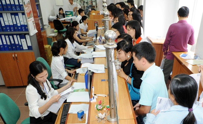 Người dân làm các thủ tục về thuế tại Chi cục Thuế Ba Đình (Hà Nội). Ảnh: NGỌC THẠCH