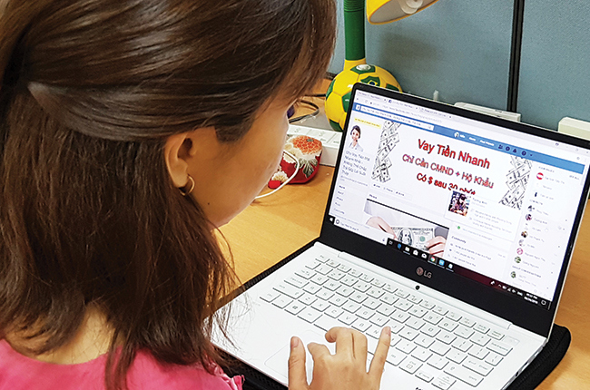 Khách hàng gặp nhiều rủi ro khi vay tiền từ các trang web cho vay tiền nhanh. Ảnh: Kim Ngọc