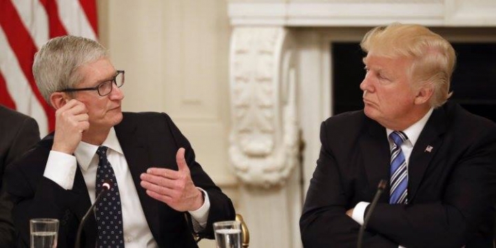  CEO Apple Tim Cook và Tổng thống Mỹ Donald Trump. Nguồn: internet