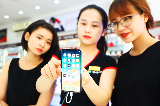 Nhiều mẫu điện thoại thông minh cao cấp đã giảm giá. Nguồn: internet