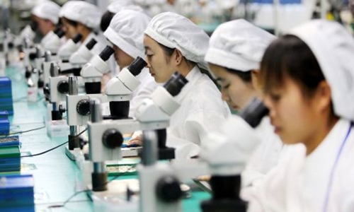 Công nhân Trung Quốc trong một nhà máy sản xuất điện thoại tại An Huy. Nguồn: internet