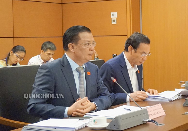 Bộ trưởng Bộ Tài chín Đinh Tiến Dũng khẳng định, đã kiểm soát được tốc độ gia tăng nợ công. Nguồn: QH