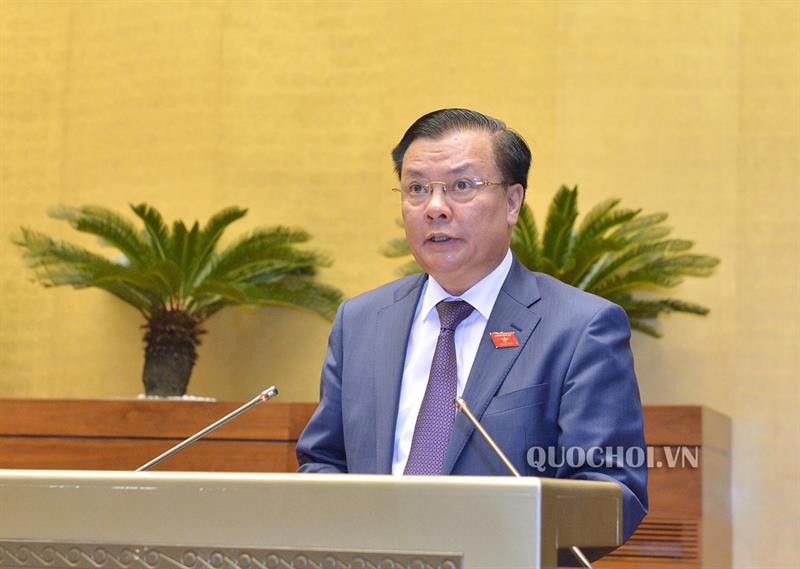 Bộ trưởng Bộ Tài chính Đinh Tiến Dũng trình bày Tờ trình về dự án Luật Quản lý thuế (sửa đổi). Nguồn: QH