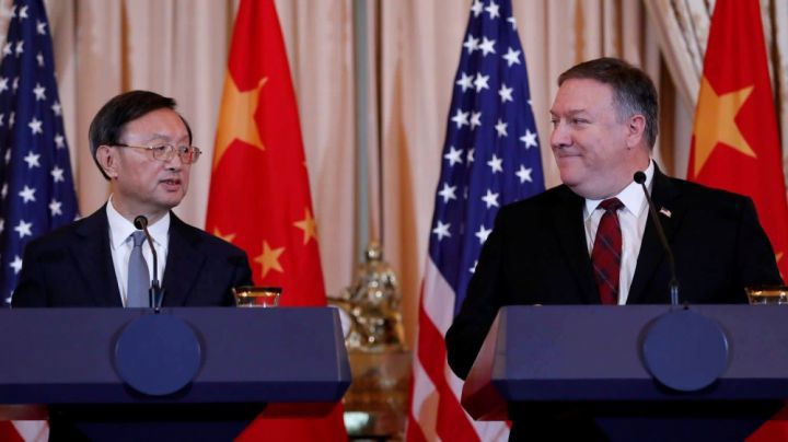Ngoại trưởng Mỹ Mike Pompeo và uỷ viên Bộ Chính trị Trung Quốc Dương Khiết Trì tại buổi họp báo ở Washington ngày 9/11. Ảnh: Nikkei