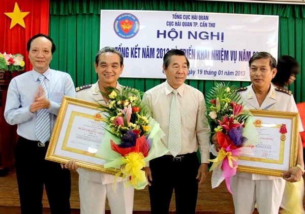 Lãnh đạo thành phố Cần Thơ thừa ủy quyền của Chủ tịch nước trao Huân chương Lao động hạng Ba cho Cục Hải quan Cần Thơ. Nguồn: Hải quan Cần Thơ