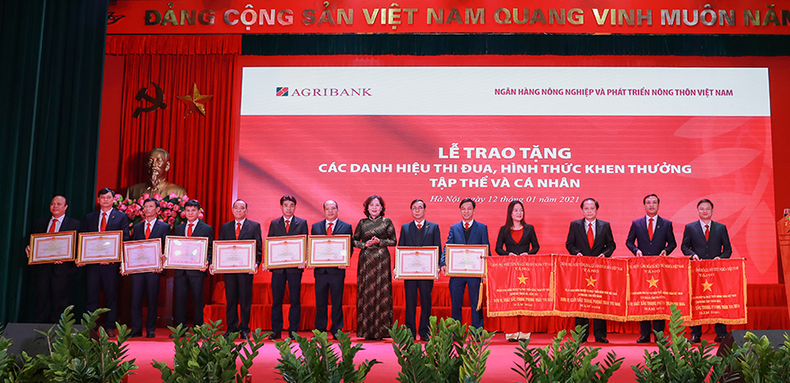 Thống đốc Ngân hàng Nhà nước trao các danh hiệu của Nhà nước dành cho tập thể, cá nhân thuộc hệ thống Agribank.