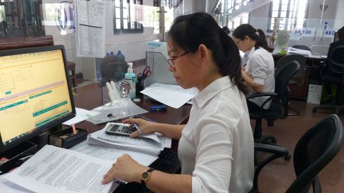 Công chức Kho bạc Nhà nước Bến Tre đang kiểm soát chứng từ trên dịch vụ công trực tuyến.